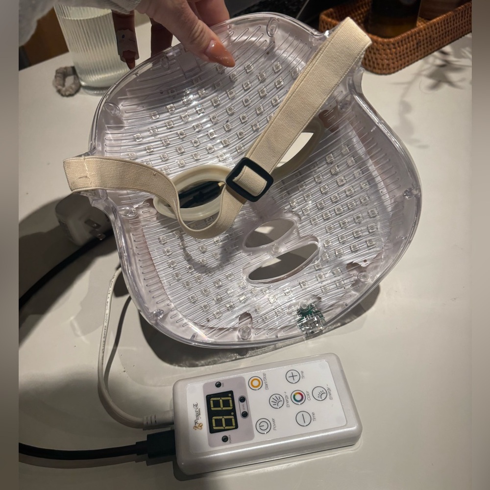 Project E Beauty LED Light Therapy Face Mask - 7 Color + Remote - Picture 2 of 6